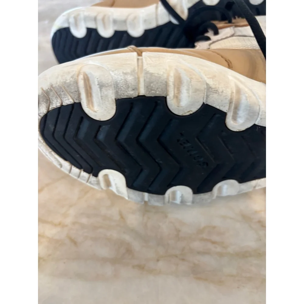 Sorel laces some thick